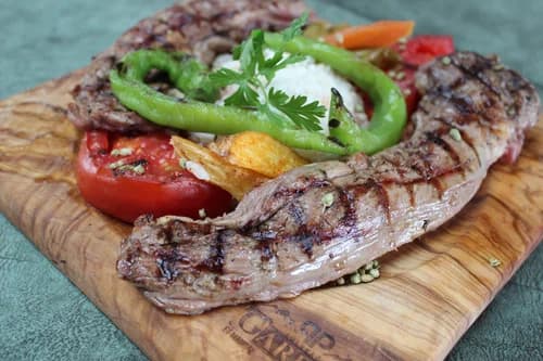 İbrahim'in Yeri — ahşap tahtada köz ızgara et tabağı